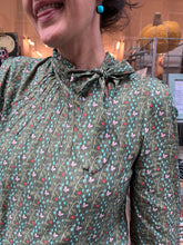 Carica l'immagine nel visualizzatore di Gallery, Circus - Camicetta fiocco Fiori d'autunno