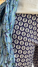 Carica l'immagine nel visualizzatore di Gallery, Surkana - Pantalone fluido Medaglioni Floreali Blu