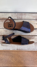 Carica l'immagine nel visualizzatore di Gallery, Bueno - Sandalo laminato Blu - 40-41