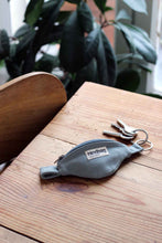 Carica l'immagine nel visualizzatore di Gallery, Hindbag - Portachiavi Banana Salvia