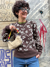 Carica l'immagine nel visualizzatore di Gallery, BYoung - Maglioncino Fiori Caffè
