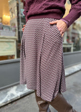 Carica l'immagine nel visualizzatore di Gallery, Surkana - Gonna a ruota fantasia bordeaux e grigio
