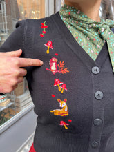 Carica l&#39;immagine nel visualizzatore di Gallery, Banned - Cardigan Nero Ricamo Animali del bosco
