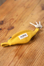 Carica l&#39;immagine nel visualizzatore di Gallery, Hindbag - Portachiavi Banana Blu elettrico

