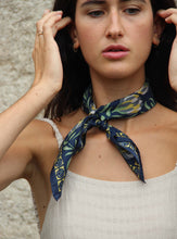 Carica l&#39;immagine nel visualizzatore di Gallery, Foulard in seta Bergamotto Blu
