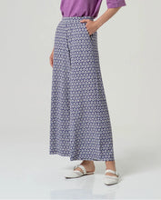 Carica l'immagine nel visualizzatore di Gallery, Surkana - Pantalone fluido Medaglioni Floreali Blu
