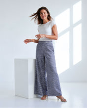 Carica l'immagine nel visualizzatore di Gallery, Surkana - Pantalone fluido Medaglioni Floreali Blu
