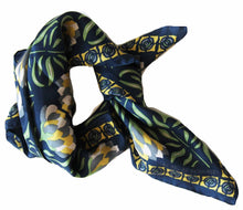 Carica l&#39;immagine nel visualizzatore di Gallery, Foulard in seta Bergamotto Blu
