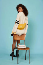 Carica l&#39;immagine nel visualizzatore di Gallery, Hindbag - Borsa mezzaluna Blush
