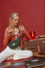 Carica l&#39;immagine nel visualizzatore di Gallery, Hindbag - Borsa mezzaluna Prugna
