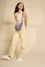 Carica l&#39;immagine nel visualizzatore di Gallery, Hindbag - Borsa mezzaluna Blush
