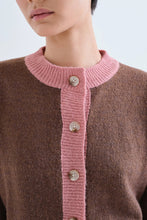 Carica l'immagine nel visualizzatore di Gallery, Compania Fantastica - Cardigan Marrone e Rosa
