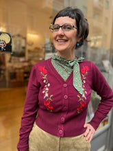 Carica l&#39;immagine nel visualizzatore di Gallery, Banned - Cardigan Bordeaux Ricamo Fiori di campo
