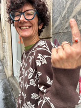 Carica l'immagine nel visualizzatore di Gallery, BYoung - Maglioncino Fiori Caffè
