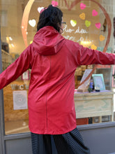 Carica l'immagine nel visualizzatore di Gallery, BYoung - Raincoat rosso - ultima M
