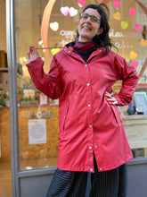Carica l'immagine nel visualizzatore di Gallery, BYoung - Raincoat rosso - ultima M

