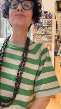 Carica l'immagine nel visualizzatore di Gallery, BYoung - Tshirt Filato righe Verde e Sabbia
