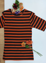 Carica l&#39;immagine nel visualizzatore di Gallery, Byoung - Tshirt righe arancio marrone
