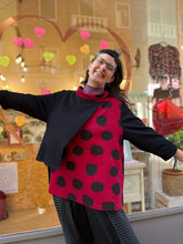 Carica l'immagine nel visualizzatore di Gallery, Vintage - Maglia asimmetrica Pois rosso
