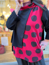 Carica l'immagine nel visualizzatore di Gallery, Vintage - Maglia asimmetrica Pois rosso
