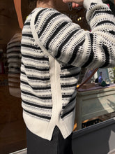 Carica l'immagine nel visualizzatore di Gallery, Ichi - Maglioncino tricot nero e panna
