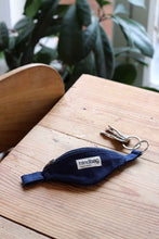 Carica l&#39;immagine nel visualizzatore di Gallery, Hindbag - Portachiavi Banana Blu elettrico
