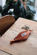 Carica l&#39;immagine nel visualizzatore di Gallery, Hindbag - Portachiavi Banana RossoTerracotta
