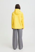 Carica l'immagine nel visualizzatore di Gallery, BYoung - Raincoat corto giallo
